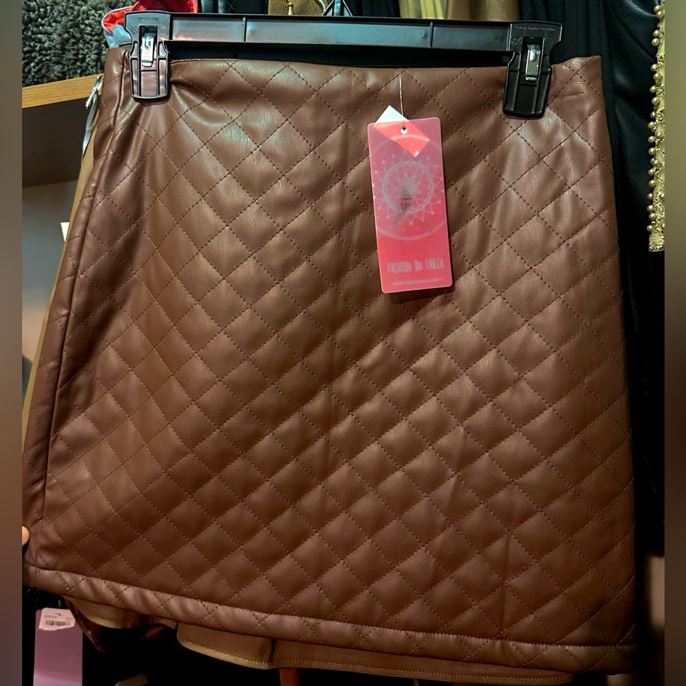 NWT brown quilted diamond detail faux leather mini skirt (zipper back)